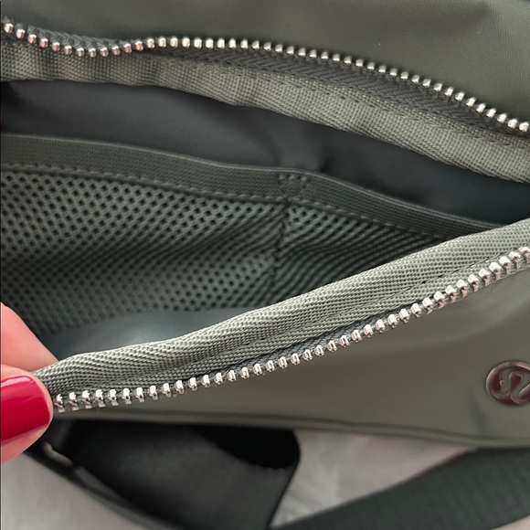 Lululemon 2L everywhere crossbody - Picture 5 of 6